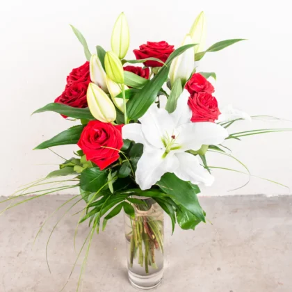 Bouquet de roses rouges et lys blancs